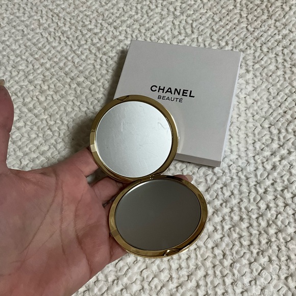 Chanel GWP Gold Compact Mirror - Picture 4 of 6